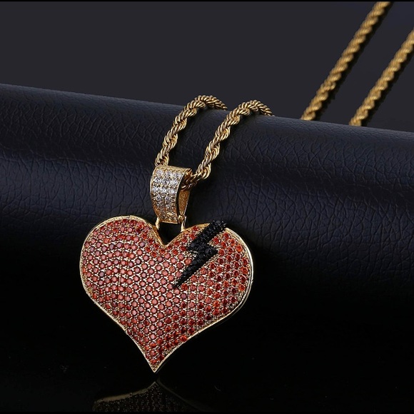 Other - 💎💔Iced Out 18k Lightning Heart Pendant💔💎